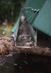ภาพรางน้ำฝนบนหลังคา