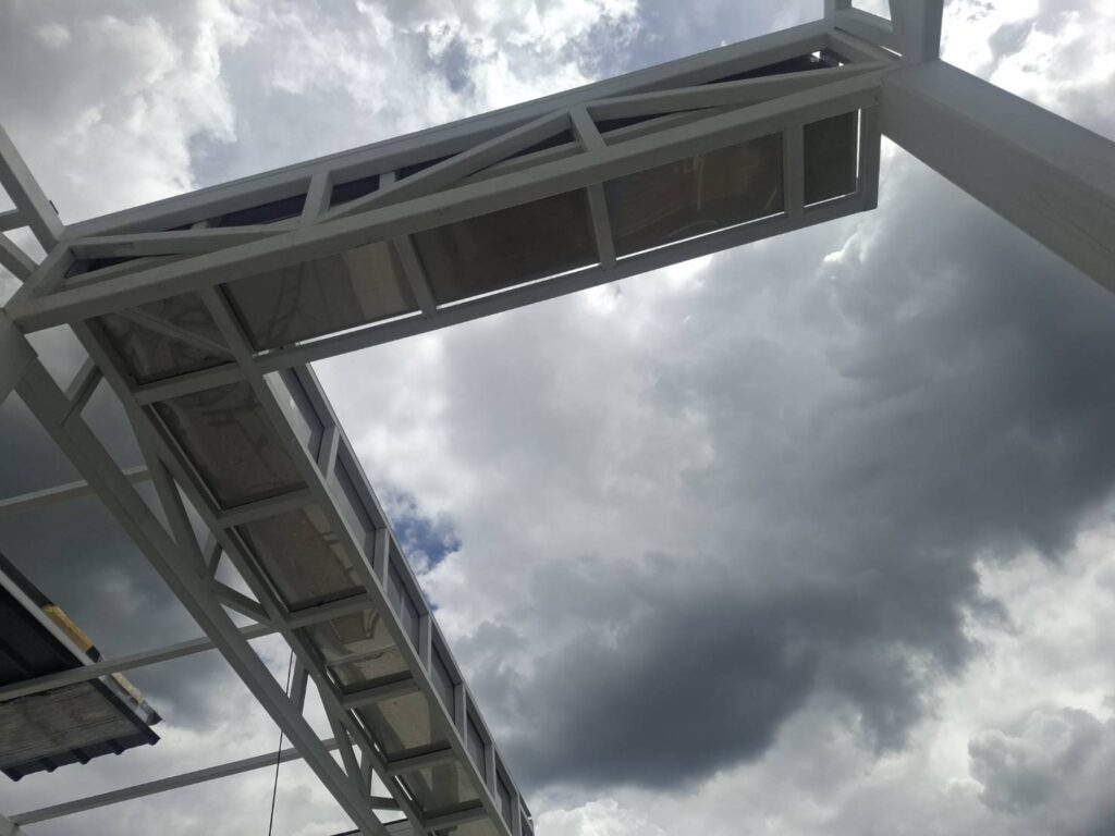 รางน้ำฝนบนโครงหลังคา — Phunnara Steel