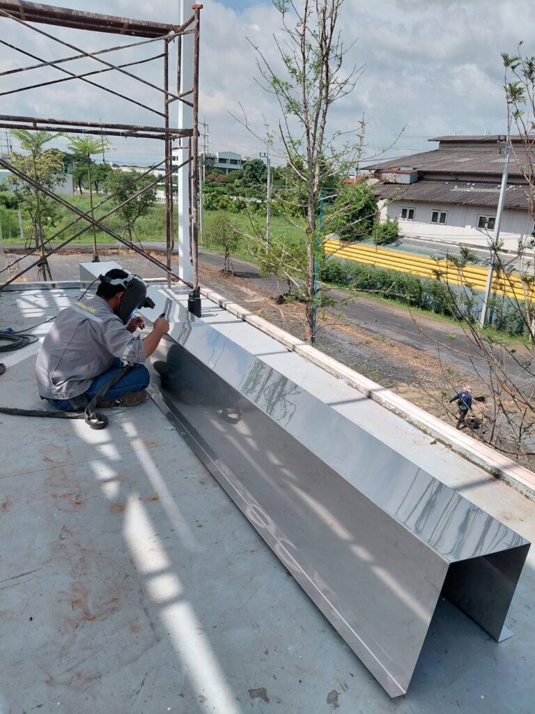 เชื่อมต่อรางน้ำฝนที่หน้างาน — Phunnara Steel